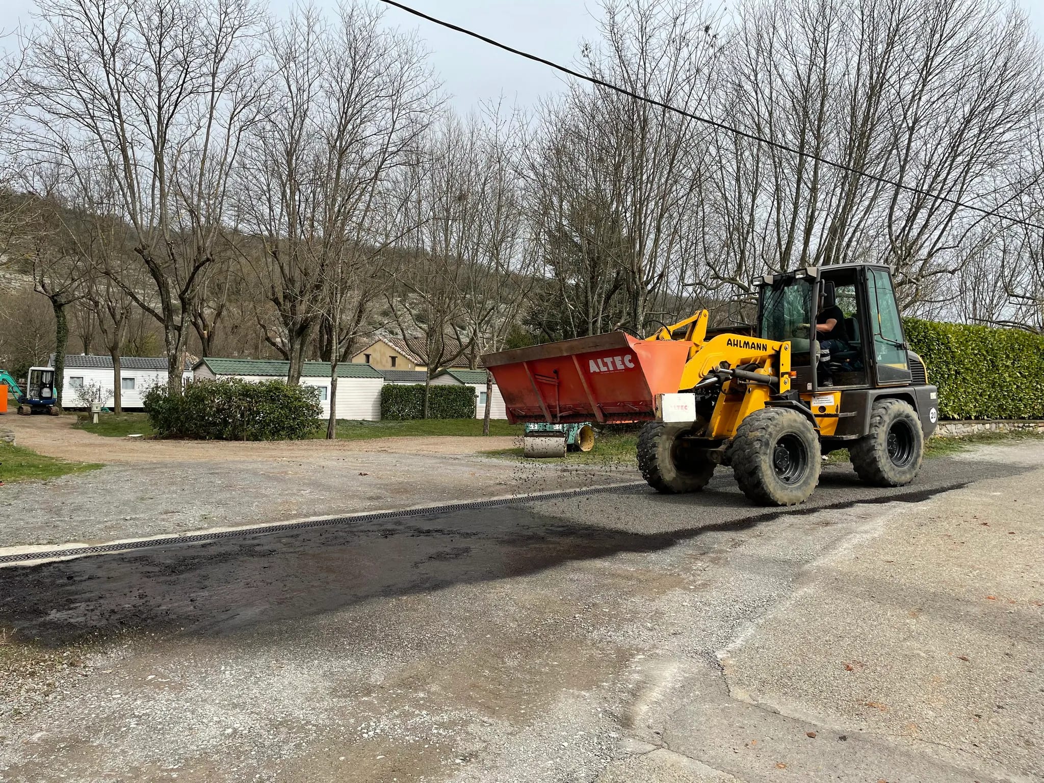 Chargeuse Chassain TP sur une voirie goudronnée en bicouche