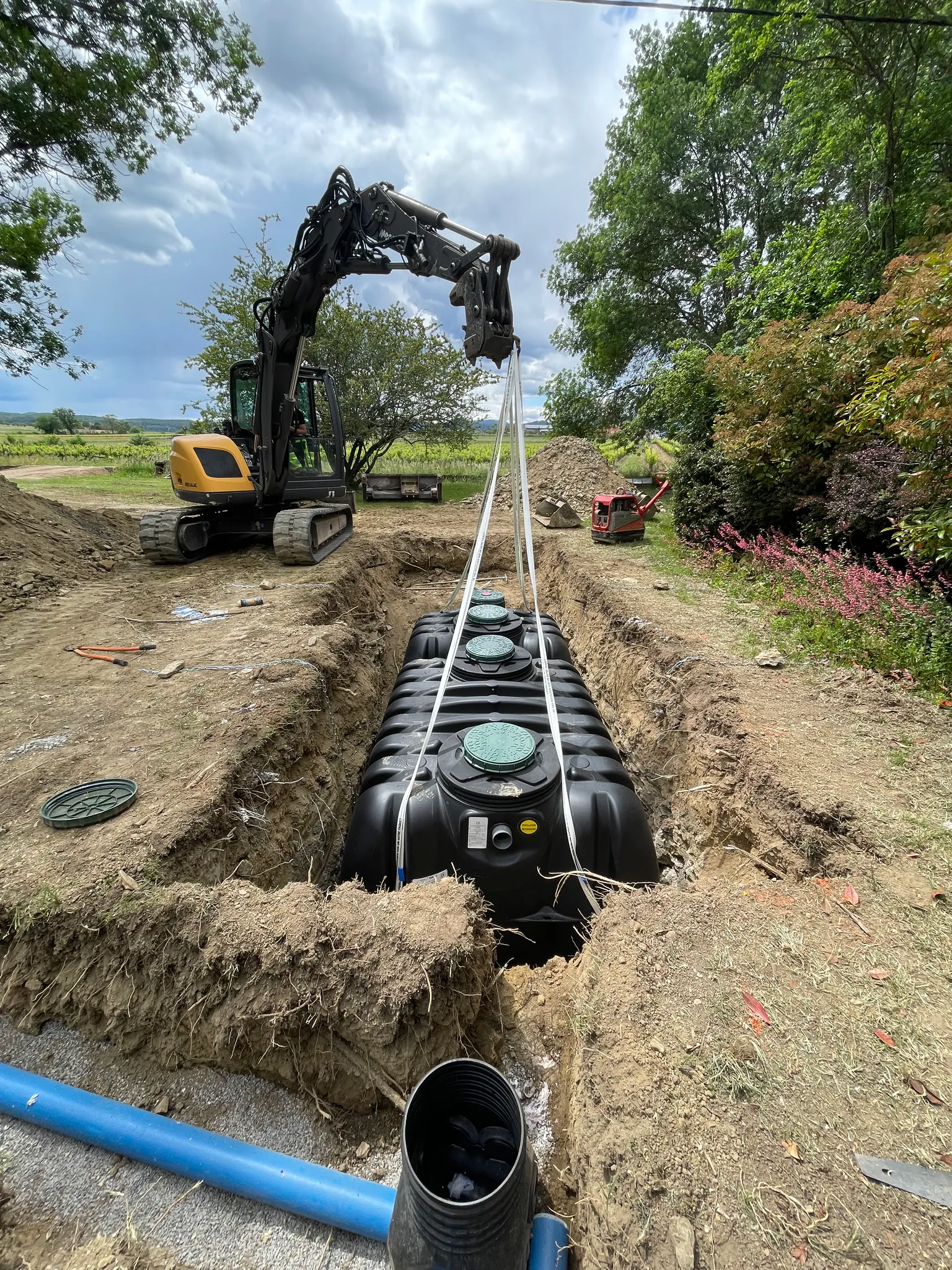 Assainissement, pose d’une fosse toutes eaux de 3000L, chantier Chassain TP