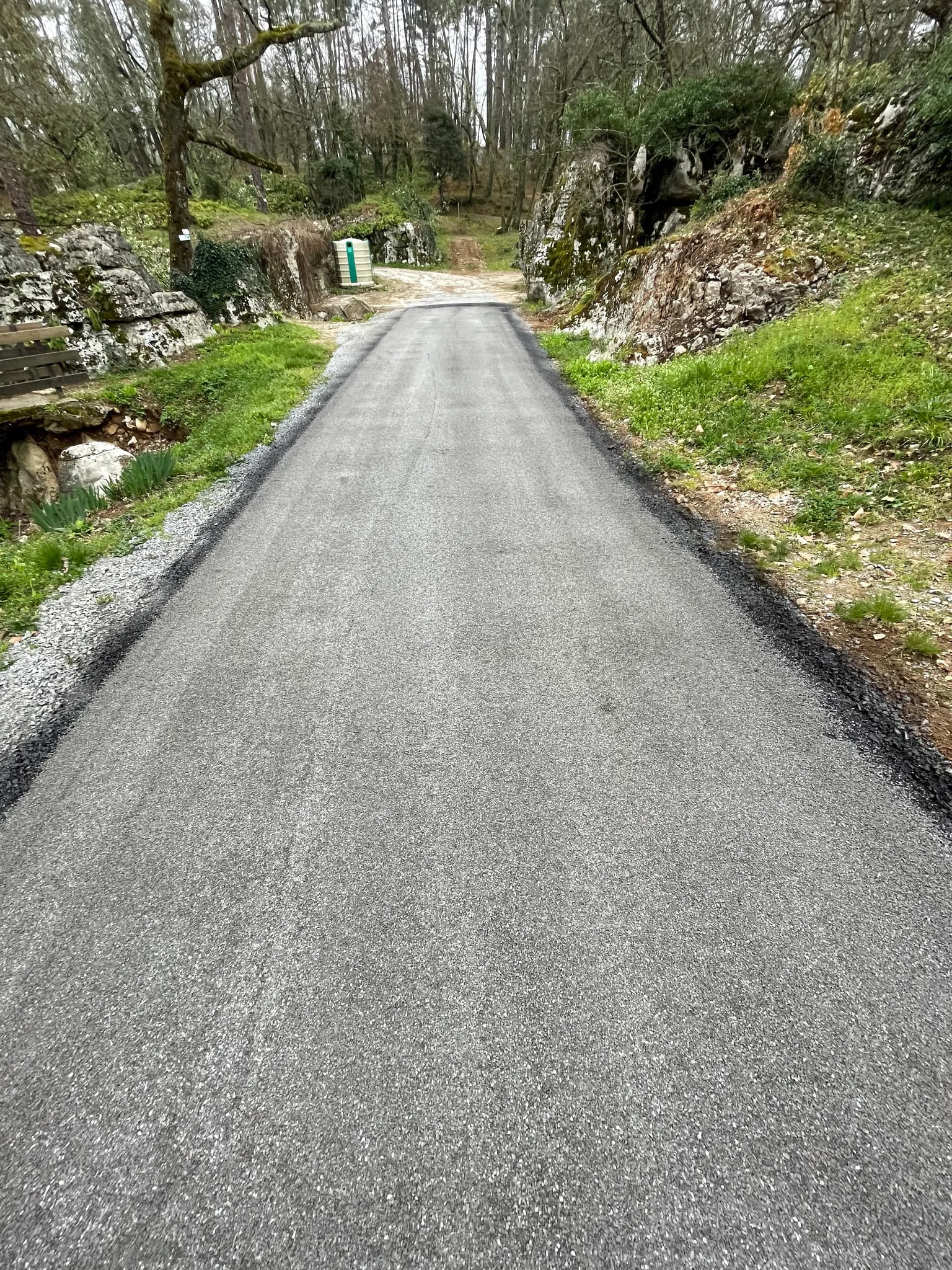 Revêtement bicouche sur chemin d’accès, chantier Chassain TP
