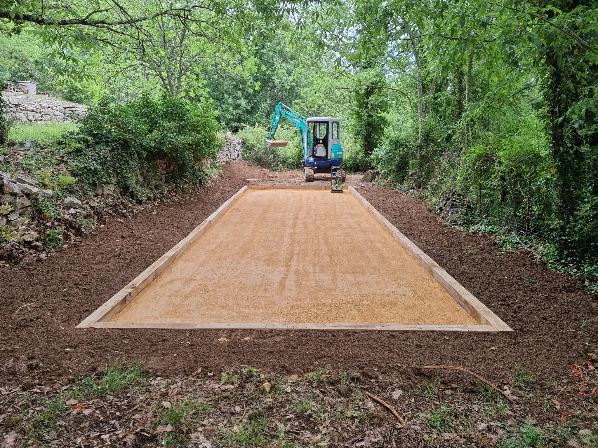 Terrassement, réalisation et construction d’un terrain de pétanque, chantier Chassain TP