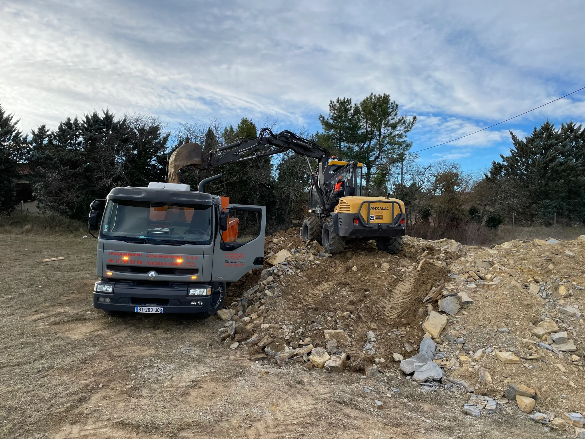 Terrassement et nivellement d’un grand terrain, chantier Chassain TP