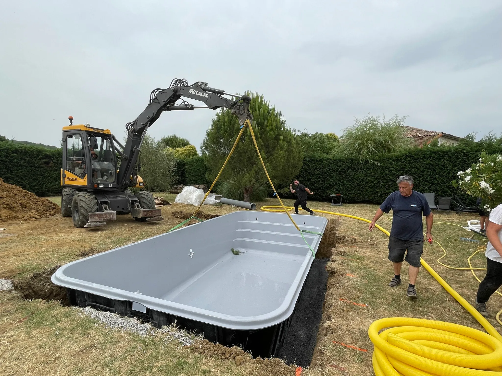Terrassement, pose du bac de piscine creusée, chantier Chassain TP