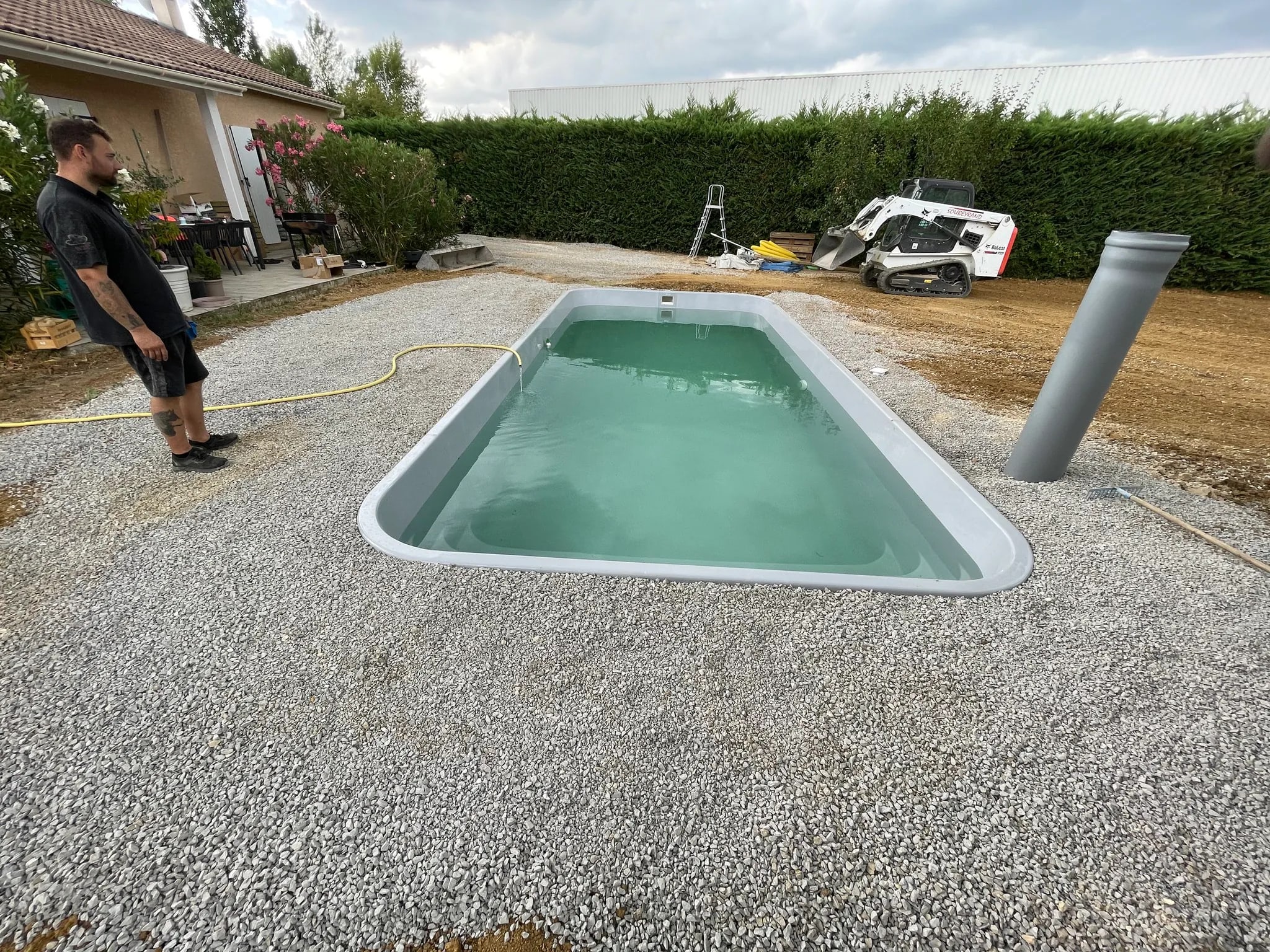 Terrassement, installation d’une piscine creusée, chantier Chassain TP