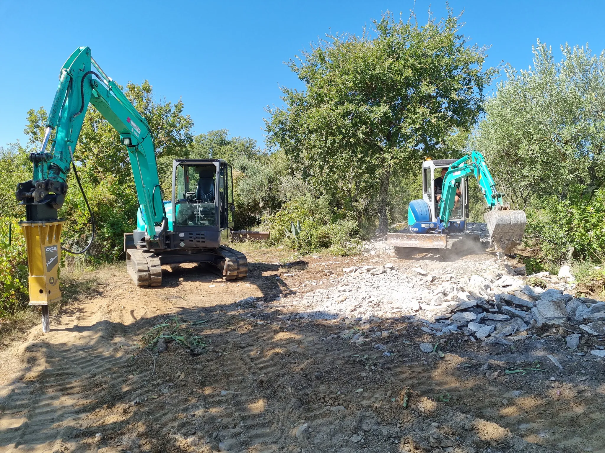 Terrassement, utilisation du brise roche pour créer une plateforme de maison individuelle, chantier Chassain TP